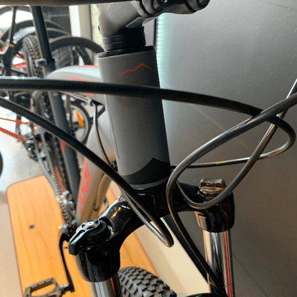 Bicicleta Oggi Hacker HDS Aro 29 Tourney 24v Grafite e Vermelho e Preto