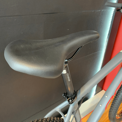 Bicicleta Oggi Hacker HDS Aro 29 Tourney 24v Grafite e Vermelho e Preto