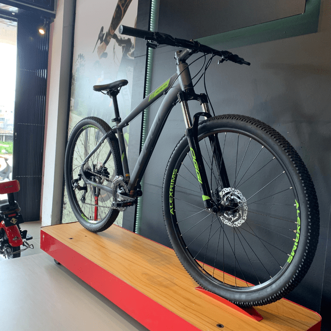 Bicicleta Oggi Hacker HDS Aro 29 Tourney 24v Grafite e Preto e S-Lime