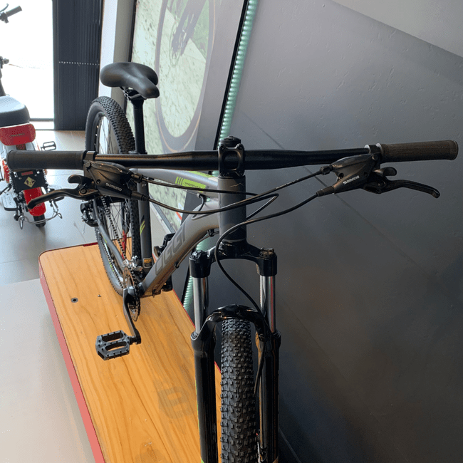 Bicicleta Oggi Hacker HDS Aro 29 Tourney 24v Grafite e Preto e S-Lime