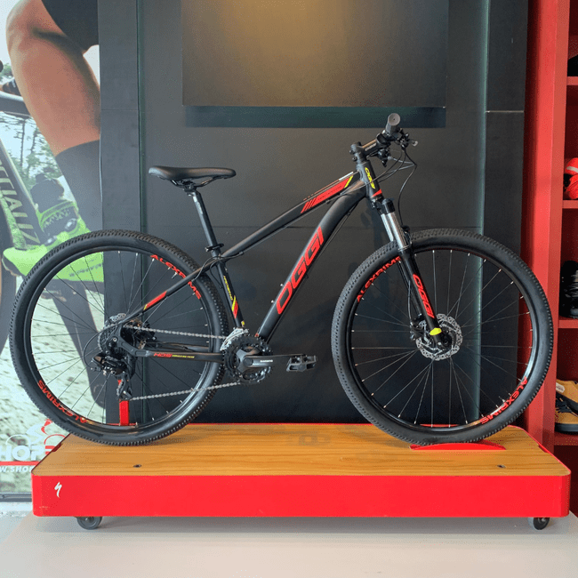 Bicicleta Oggi Hacker HDS Aro 29 Tourney 24v Preto e Vermelho e Amarelo