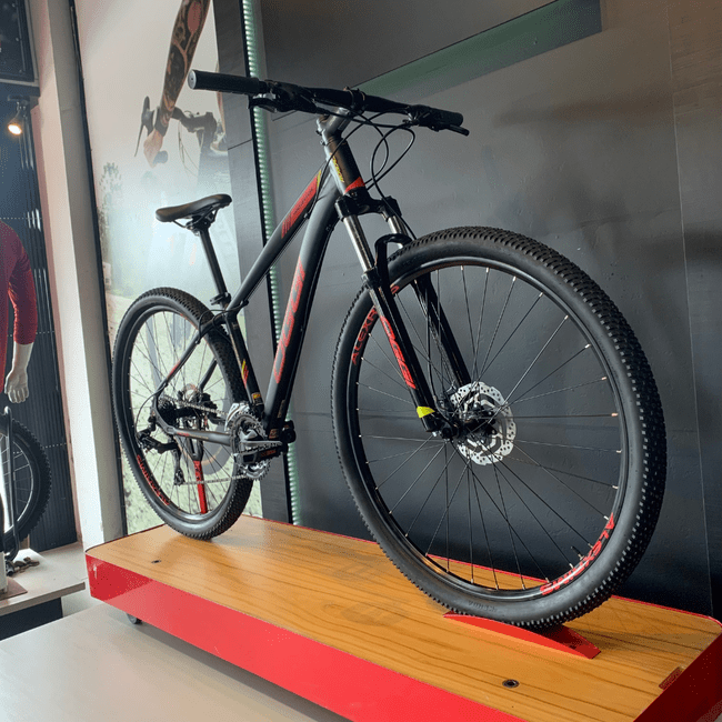 Bicicleta Oggi Hacker HDS Aro 29 Tourney 24v Preto e Vermelho e Amarelo