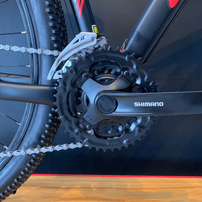 Bicicleta Oggi Hacker HDS Aro 29 Tourney 24v Preto e Vermelho e Amarelo