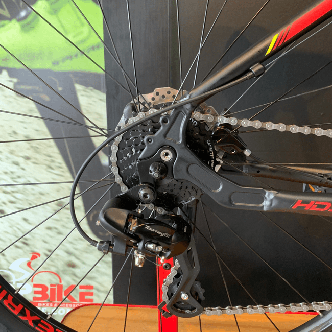 Bicicleta Oggi Hacker HDS Aro 29 Tourney 24v Preto e Vermelho e Amarelo