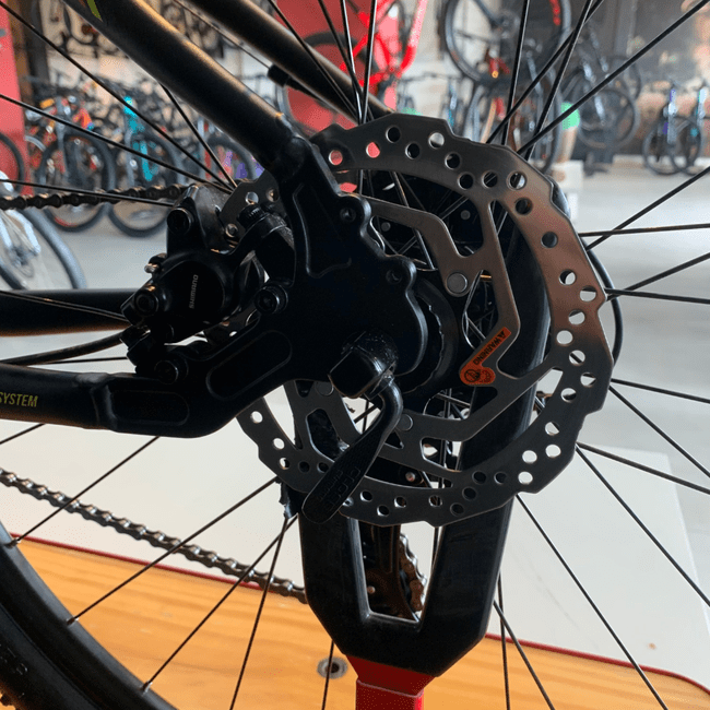 Bicicleta Oggi Hacker HDS Aro 29 Tourney 24v Preto e Vermelho e Amarelo
