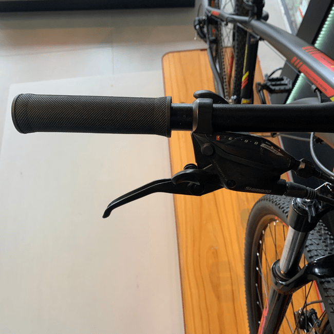 Bicicleta Oggi Hacker HDS Aro 29 Tourney 24v Preto e Vermelho e Amarelo