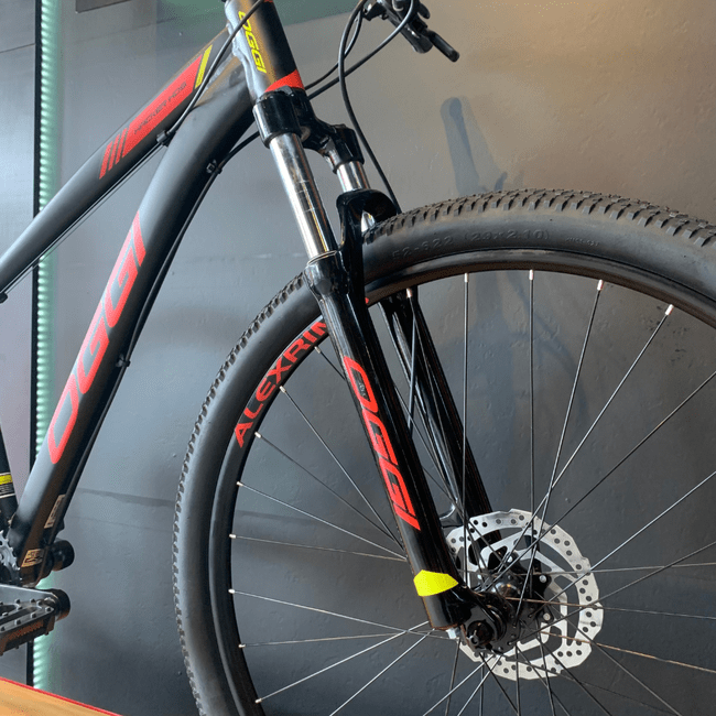 Bicicleta Oggi Hacker HDS Aro 29 Tourney 24v Preto e Vermelho e Amarelo