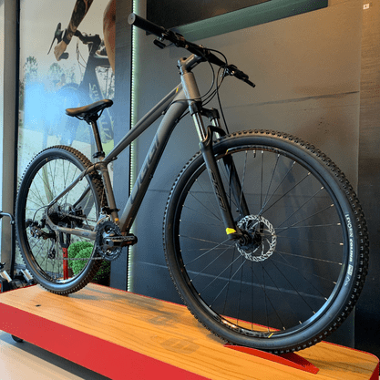 Bicicleta Oggi Hacker Sport Aro 29 Tourney 21v Grafite e Preto e Amarelo