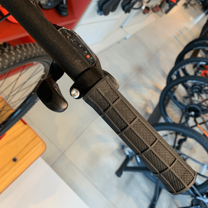 Bicicleta Oggi Hacker Sport Aro 29 Tourney 21v Grafite e Preto e Amarelo