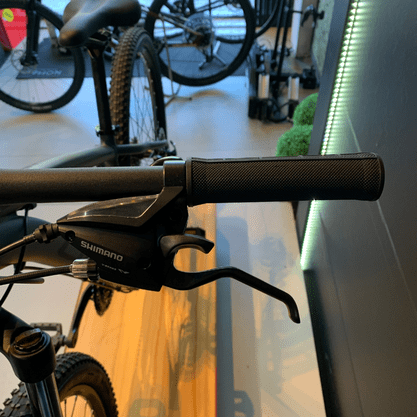 Bicicleta Oggi Hacker Sport Aro 29 Tourney 21v Grafite e Preto e Amarelo