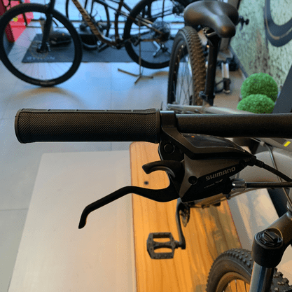 Bicicleta Oggi Hacker Sport Aro 29 Tourney 21v Grafite e Preto e Amarelo