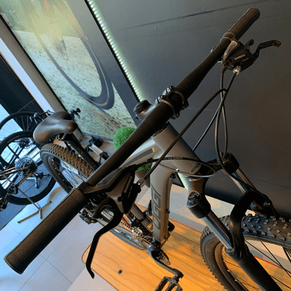 Bicicleta Oggi Hacker Sport Aro 29 Tourney 21v Grafite e Preto e Amarelo