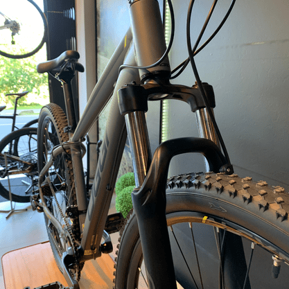 Bicicleta Oggi Hacker Sport Aro 29 Tourney 21v Grafite e Preto e Amarelo