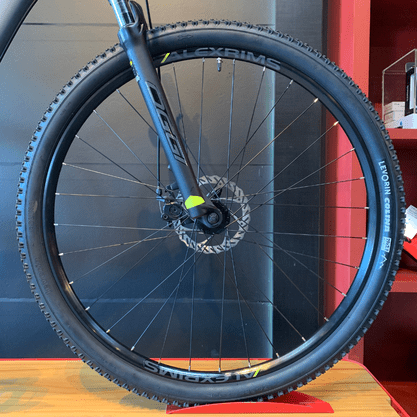 Bicicleta Oggi Hacker Sport Aro 29 Tourney 21v Grafite e Preto e Amarelo
