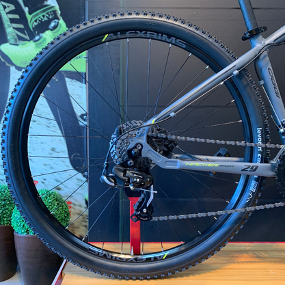 Bicicleta Oggi Hacker Sport Aro 29 Tourney 21v Grafite e Preto e Amarelo