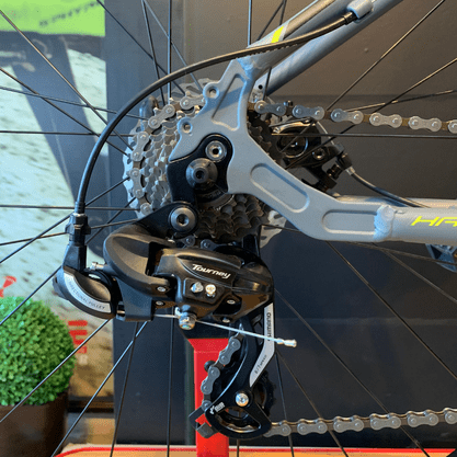 Bicicleta Oggi Hacker Sport Aro 29 Tourney 21v Grafite e Preto e Amarelo