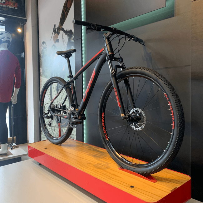 Bicicleta Oggi Hacker Sport Aro 29 Tourney 21v Preto e Vermelho e Dourado