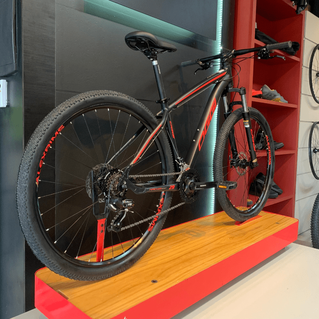 Bicicleta Oggi Hacker Sport Aro 29 Tourney 21v Preto e Vermelho e Dourado