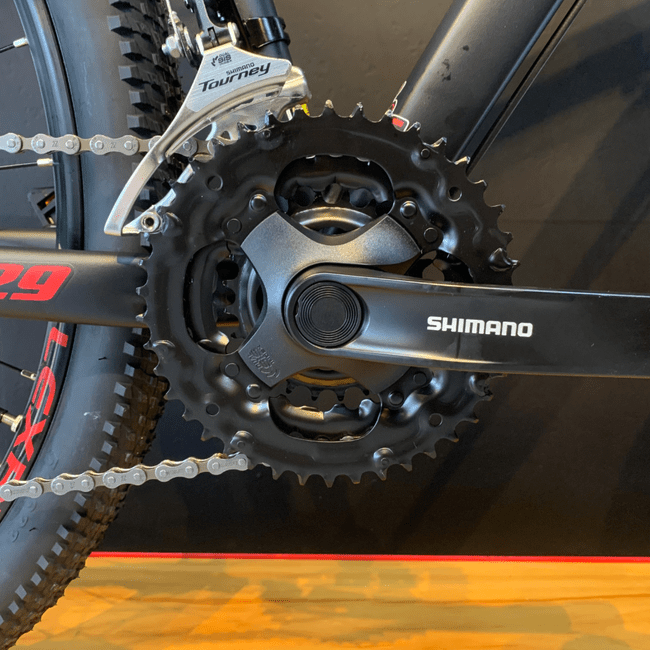Bicicleta Oggi Hacker Sport Aro 29 Tourney 21v Preto e Vermelho e Dourado