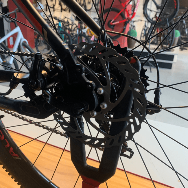 Bicicleta Oggi Hacker Sport Aro 29 Tourney 21v Preto e Vermelho e Dourado