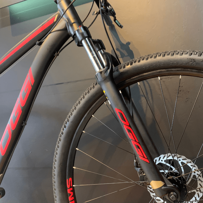 Bicicleta Oggi Hacker Sport Aro 29 Tourney 21v Preto e Vermelho e Dourado