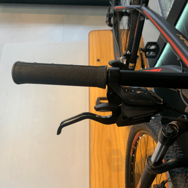 Bicicleta Oggi Hacker Sport Aro 29 Tourney 21v Preto e Vermelho e Dourado