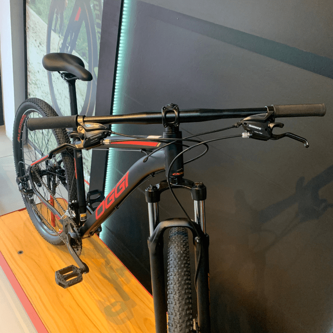 Bicicleta Oggi Hacker Sport Aro 29 Tourney 21v Preto e Vermelho e Dourado