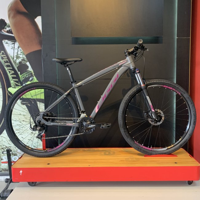 Bicicleta Oggi Hacker Sport Aro 29 Tourney 21v 2024 Grafite e Rosa e Preto