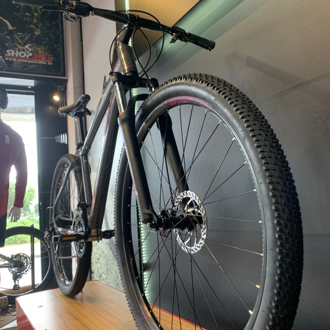Bicicleta Oggi Hacker Sport Aro 29 Tourney 21v 2024 Grafite e Rosa e Preto
