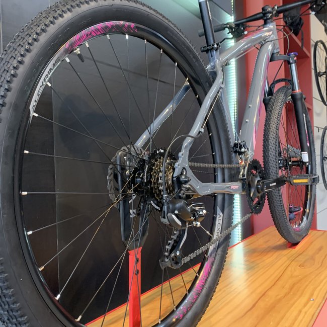 Bicicleta Oggi Hacker Sport Aro 29 Tourney 21v 2024 Grafite e Rosa e Preto