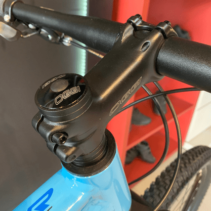 Bicicleta Oggi Hacker Sport Aro 29 Tourney 21v Azul e Preto