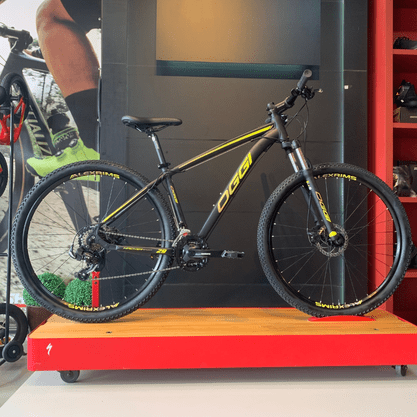 Bicicleta Oggi Hacker Sport Aro 29 Tourney 21v Preto e Amarelo