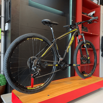 Bicicleta Oggi Hacker Sport Aro 29 Tourney 21v Preto e Amarelo