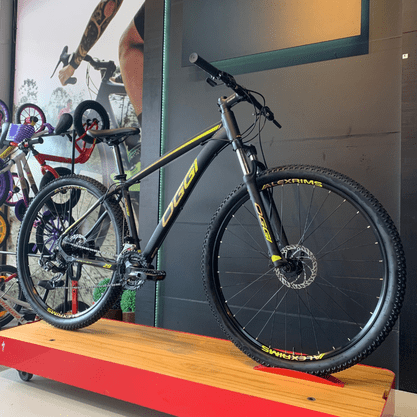 Bicicleta Oggi Hacker Sport Aro 29 Tourney 21v Preto e Amarelo
