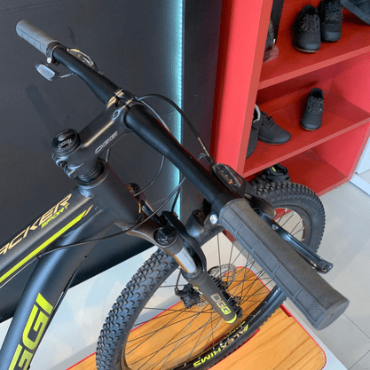 Bicicleta Oggi Hacker Sport Aro 29 Tourney 21v Preto e Amarelo