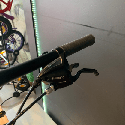 Bicicleta Oggi Hacker Sport Aro 29 Tourney 21v Preto e Amarelo