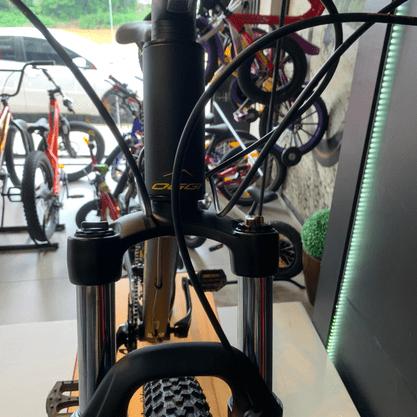 Bicicleta Oggi Hacker Sport Aro 29 Tourney 21v Preto e Amarelo