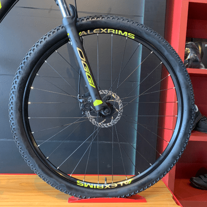 Bicicleta Oggi Hacker Sport Aro 29 Tourney 21v Preto e Amarelo
