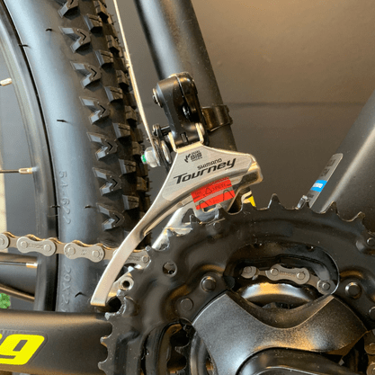 Bicicleta Oggi Hacker Sport Aro 29 Tourney 21v Preto e Amarelo