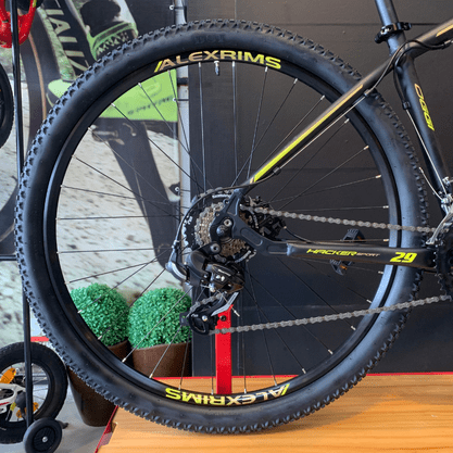 Bicicleta Oggi Hacker Sport Aro 29 Tourney 21v Preto e Amarelo