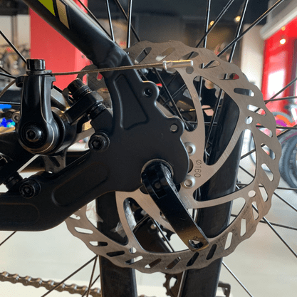 Bicicleta Oggi Hacker Sport Aro 29 Tourney 21v Preto e Amarelo