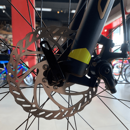 Bicicleta Oggi Hacker Sport Aro 29 Tourney 21v Preto e Amarelo