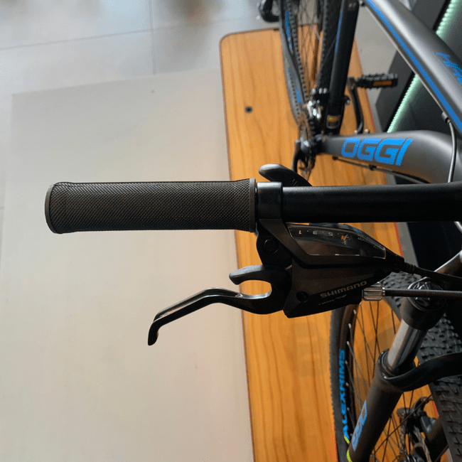 Bicicleta Oggi Hacker Sport Aro 29 Tourney 21v Preto e Azul e S-Lime