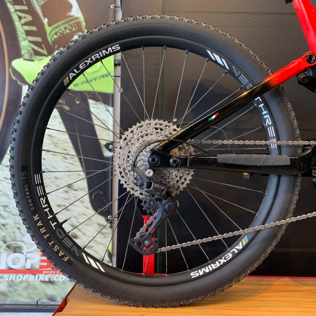 Bicicleta Oggi Razzo Aro 29 Deore 11v Preto e Vermelho - Seminova