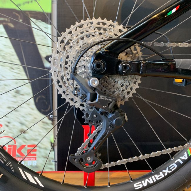 Bicicleta Oggi Razzo Aro 29 Deore 11v Preto e Vermelho - Seminova