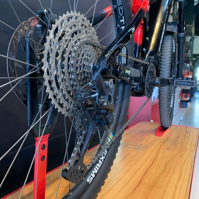 Bicicleta Oggi Razzo Aro 29 Deore 11v Preto e Vermelho - Seminova