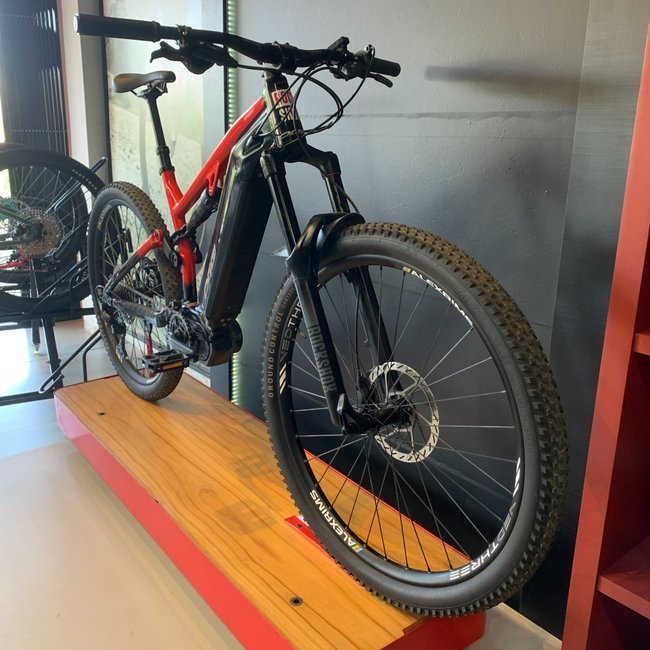 Bicicleta Oggi Razzo Aro 29 Deore 11v Preto e Vermelho - Seminova