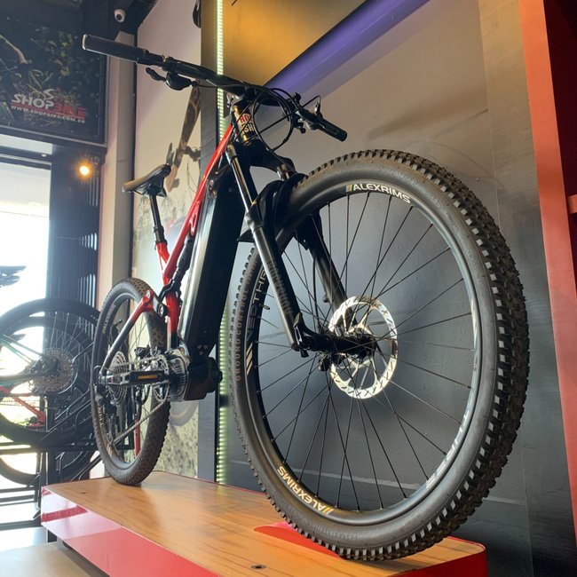 Bicicleta Oggi Razzo Aro 29 Deore 11v Preto e Vermelho - Seminova