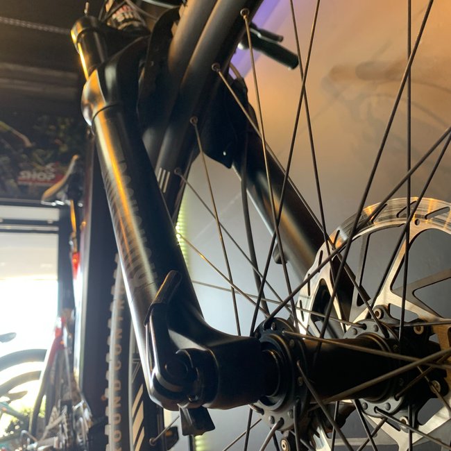 Bicicleta Oggi Razzo Aro 29 Deore 11v Preto e Vermelho - Seminova