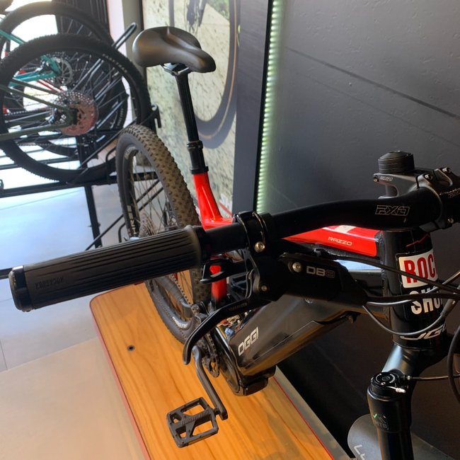 Bicicleta Oggi Razzo Aro 29 Deore 11v Preto e Vermelho - Seminova